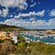 Un pueblo costero con un puerto repleto de botes recreativos
